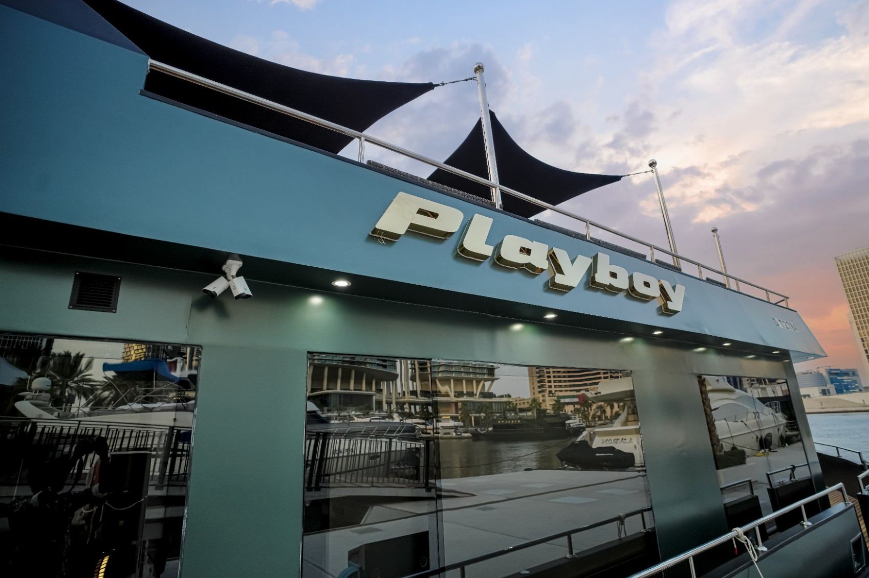 Play Boy Houseboat — photo 8