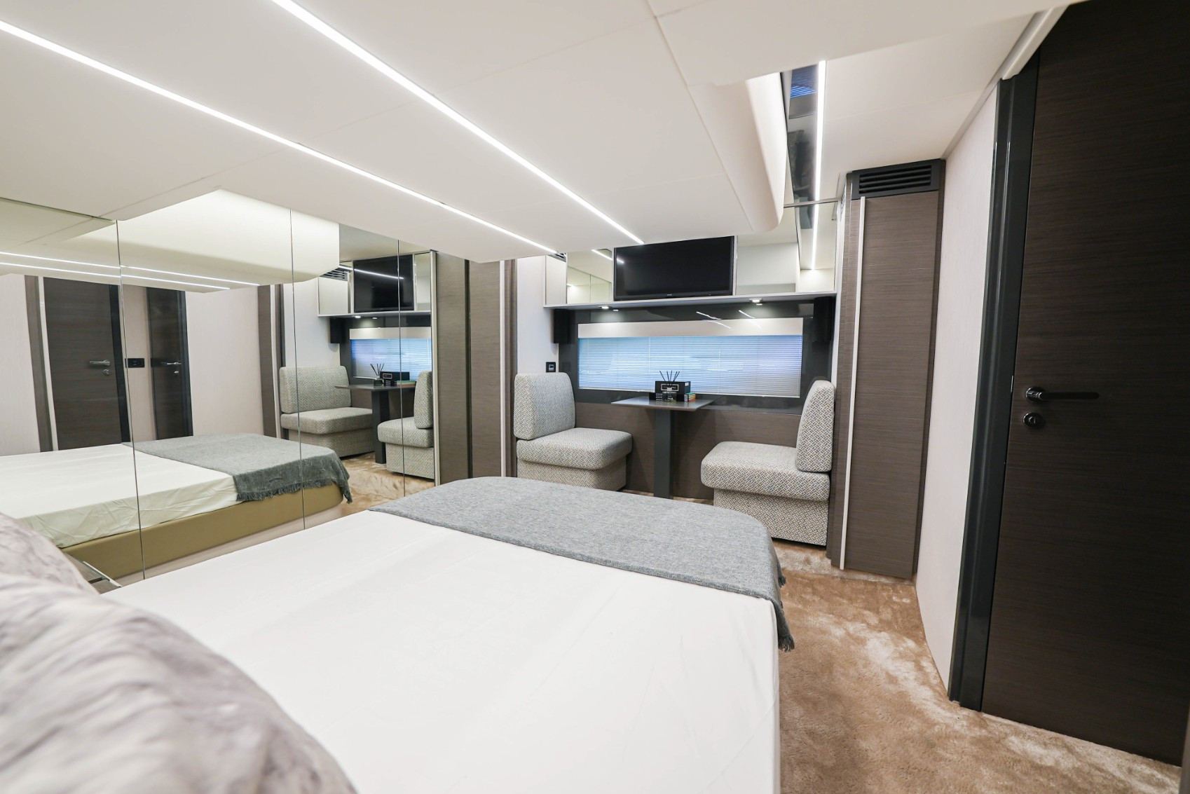 Pershing 5X Pearl White — photo 9