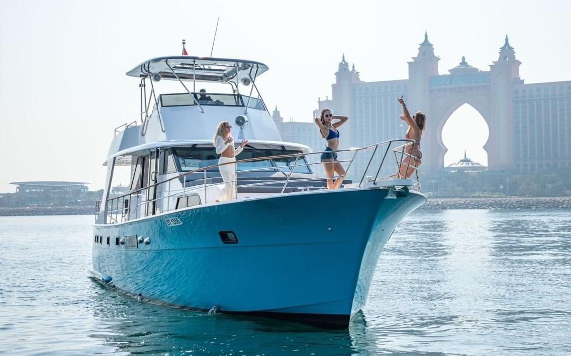 Vogue Hatteras, 64 ft